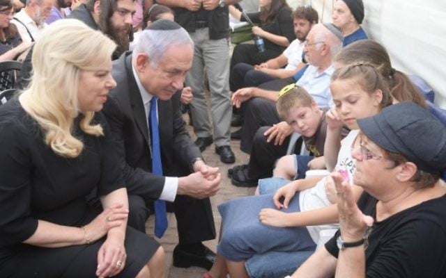 Le Premier ministre Benjamin Netanyahu et son épouse, Sara, ont été consoler les membres de la famille des trois victimes de la famille Salomon tués lors d'une attaque terroriste à Halamish le 22 juillet 2017. (Crédit : Amos Ben Gershom / GPO) Le Premier ministre Benjamin Netanyahu et son épouse, Sara, ont été consoler les membres de la famille des trois victimes de la famille Salomon tués lors d'une attaque terroriste à Halamish le 22 juillet 2017. (Crédit : Amos Ben Gershom / GPO)