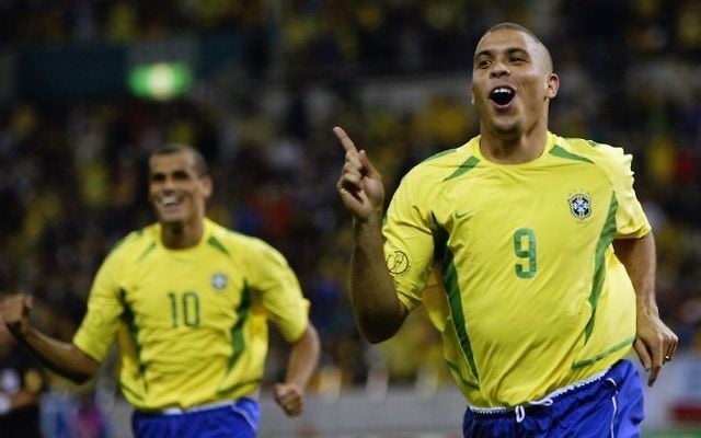 La légende du football brésilien Ronaldo, juste après avoir marqué un but lors d'un match de la Coupe du monde 2002 entre le Brésil et la Turquie (Crédit : Alex Livesey / Getty Images via JTA)