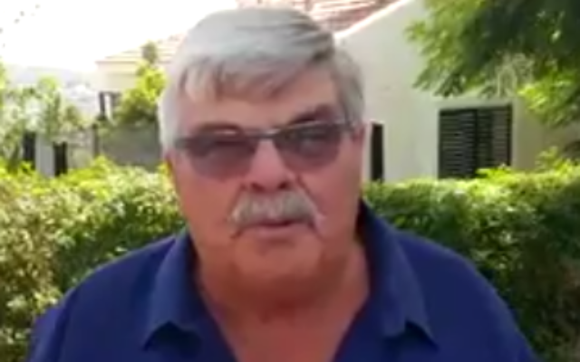 Haim Fogel s'adresse aux journalistes devant la maison familiale des Salomon à Halamish le 23 juillet 2017 (Capture d'écran : Youtube)