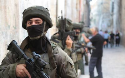 Des garde-frontières sur le mont du Temple après un attentat qui a tué deux des leurs, le 14 juillet 2017. (Crédit : police israélienne)