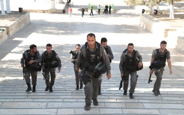 Des garde-frontières sur le mont du Temple après un attentat qui a tué deux des leurs, le 14 juillet 2017. (Crédit : police israélienne) Des garde-frontières sur le mont du Temple après un attentat qui a tué deux des leurs, le 14 juillet 2017. (Crédit : police israélienne)