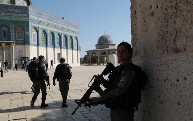 Des garde-frontières sur le mont du Temple après un attentat qui a tué deux des leurs, le 14 juillet 2017. (Crédit : police israélienne) Des garde-frontières sur le mont du Temple après un attentat qui a tué deux des leurs, le 14 juillet 2017. (Crédit : police israélienne)