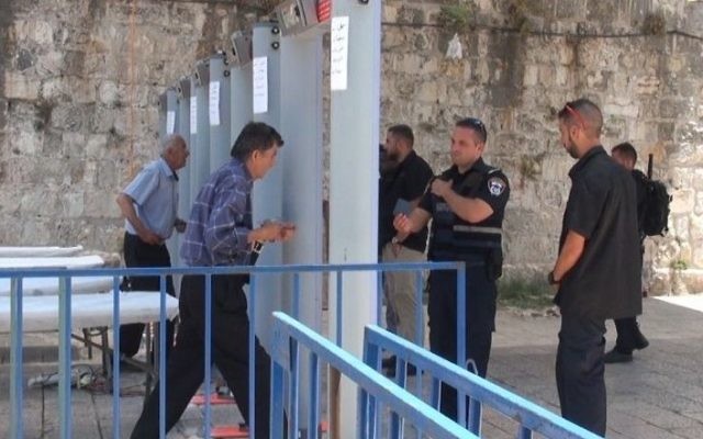 Un fidèle musulman entre sur le mont du Temple en passant par un détecteur de métaux, le 18 juillet 2017. (Crédit : police israélienne) Un fidèle musulman entre sur le mont du Temple en passant par un détecteur de métaux, le 18 juillet 2017. (Crédit : police israélienne)