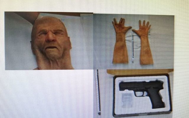 Un masque, des gants, et un pistolet qui auraient été utilisés par un américain suspecté d'être à l’origine d'une série de cambriolages à Tel Aviv. il a été arrêté le 8 juillet 2017. (Crédit : police israélienne) Un masque, des gants, et un pistolet qui auraient été utilisés par un américain suspecté d'être à l’origine d'une série de cambriolages à Tel Aviv. il a été arrêté le 8 juillet 2017. (Crédit : police israélienne)