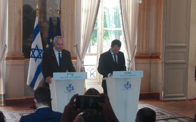 Le président français Emmanuel Macron et le Premier ministre Benjamin Netanyahu à l'Élysée, à Paris, le 16 juillet 2017. (Crédit : Pierre-Simon Assouline/Times of Israël)