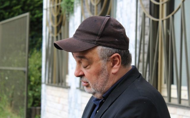 William Attal, le frère de Sarah Halimi tuée en avril dans une attaque apparemment antisémite devant la synagogue centrale de Créteil, une banlieue de Paris, le 17 juin 2017 (Crédit : Raoul Wootliff/Times of Israel) William Attal, le frère de Sarah Halimi tuée en avril dans une attaque apparemment antisémite devant la synagogue centrale de Créteil, une banlieue de Paris, le 17 juin 2017 (Crédit : Raoul Wootliff/Times of Israel)