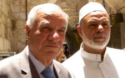 Azzam al Khatib, directeur du Waqf, à gauche, et Abu Snaineh, imam et prêcheur de la mosquée Al-Aqsa,à la porte des Lions de la Vieille Ville de Jérusalem, près du mont du Temple, le 19 juillet 2017. (Crédit : Dov Lieber/Times of Israël) Azzam al Khatib, directeur du Waqf, à gauche, et Abu Snaineh, imam et prêcheur de la mosquée Al-Aqsa,à la porte des Lions de la Vieille Ville de Jérusalem, près du mont du Temple, le 19 juillet 2017. (Crédit : Dov Lieber/Times of Israël)