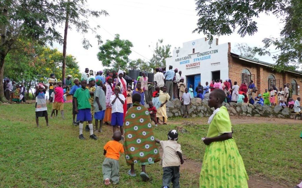 Des membres de la communauté juive Abayudaya en Ouganda devant une synagogue à Nabagoye. (Avec l'aimable autorisation de Bechol Lashon)