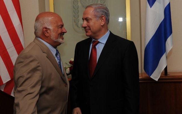 Le collecteur de fonds et philanthrope pro-Israël Ike Fisher avec le Premier ministre israélien Benjamin Netanyahu. (Crédit : autorisation) Le collecteur de fonds et philanthrope pro-Israël Ike Fisher avec le Premier ministre israélien Benjamin Netanyahu. (Crédit : autorisation)