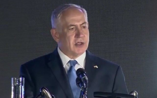 Le Premier ministre Benjamin Netanyahu assiste à des festivités de l'Indépendance des Etats-Unis, à l'ambassade américaine de Tel Aviv, le 3 juillet 2017. (Crédit : capture d'écran)
