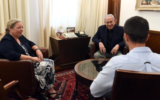 Le Premier ministre Benjamin Netanyahu rencontre, le 25 juillet 2017, l'ambassadrice israélienne en Jordanie Einat Schlein et le garde de la sécurité 'Ziv,' qui a tué par arme à feu deux Jordaniens alors que l'un d'eux l'avait attaqué avec un tournevis. (Crédit : Haim Zach/GPO) Le Premier ministre Benjamin Netanyahu rencontre, le 25 juillet 2017, l'ambassadrice israélienne en Jordanie Einat Schlein et le garde de la sécurité 'Ziv,' qui a tué par arme à feu deux Jordaniens alors que l'un d'eux l'avait attaqué avec un tournevis. (Crédit : Haim Zach/GPO)