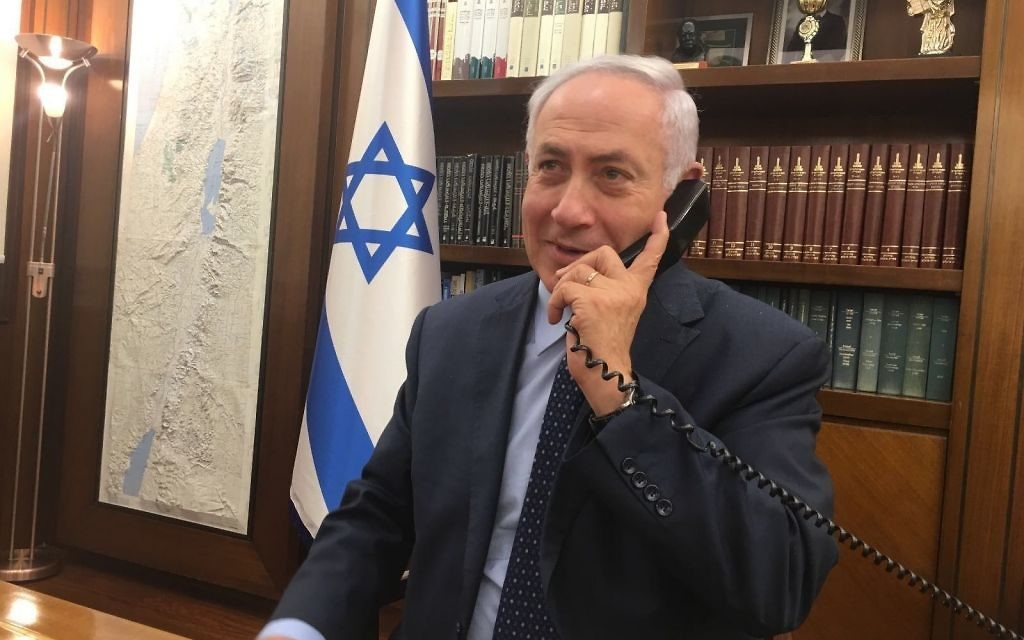 Illustration :Benjamin Netanyahu s'entretient au téléphone avec l'ambassadrice israélienne au Caire Einat Shlain le garde de sécurité impliqué dans l'incident (Crédit : autorisation)