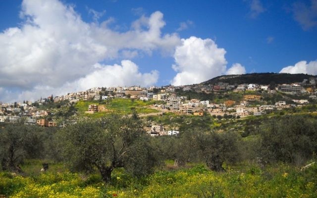 Le village de Maghar, dans le nord d'Israël. (Crédit : Sharif Askalla/CC-BY/Wikipedia)
