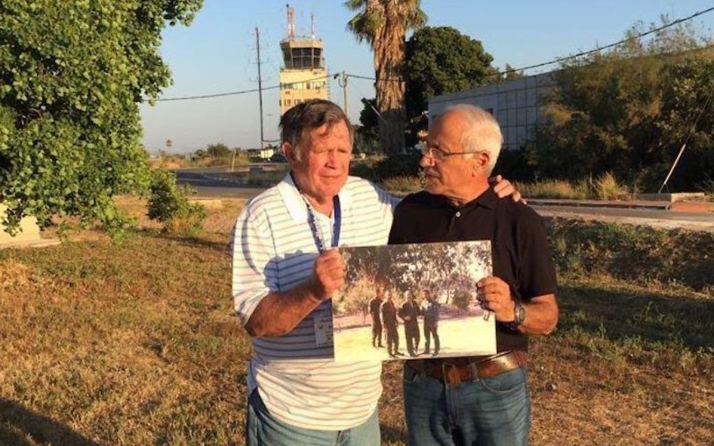 Roy "Bubba" Segars, pilote américain à la retraite, et le pilote de chasse israélien à la retraite Jacob "Booby" Daube montrent une photo d'eux prise durant la guerre de Kippour en 1973, sur la même base de Tel Nof en Israël, le 28 juin 2017. (Crédit : unité du porte-parole de l'armée) Roy "Bubba" Segars, pilote américain à la retraite, et le pilote de chasse israélien à la retraite Jacob "Booby" Daube montrent une photo d'eux prise durant la guerre de Kippour en 1973, sur la même base de Tel Nof en Israël, le 28 juin 2017. (Crédit : unité du porte-parole de l'armée)