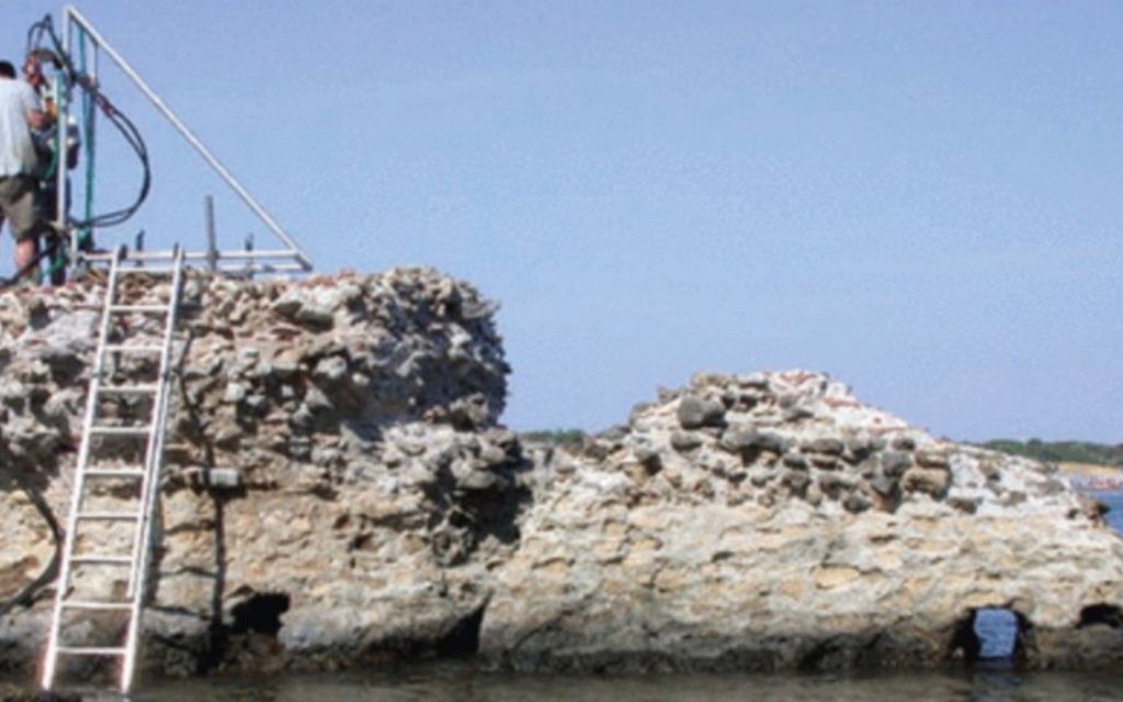 Un scientifique collecte des échantillons de béton de l'époque romaine au Portus Cosanus Pier à Orbetello, en Italie (Crédit : JP Oleson) Un scientifique collecte des échantillons de béton de l'époque romaine au Portus Cosanus Pier à Orbetello, en Italie (Crédit : JP Oleson)