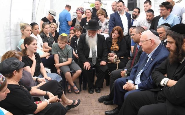 Le président Reuven Rivlin rendant visite à la famille Salomon, à Elad, le 26 juillet 2017 (Crédit : Mark Neiman/GPO) Le président Reuven Rivlin rendant visite à la famille Salomon, à Elad, le 26 juillet 2017 (Crédit : Mark Neiman/GPO)