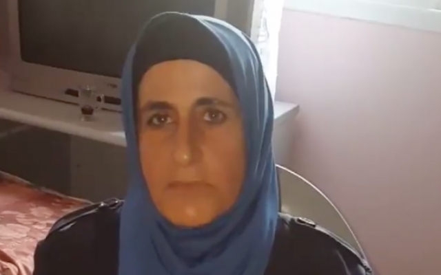 La mère d'un terroriste qui a poignardé trois Israéliens à Halamish le 21 juillet 2017. (Crédit : capture d'écran YouTube)