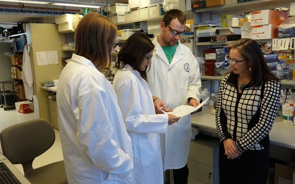 Le professeur Molly Shoichet  supervise les recherches de ses futurs doctorants et des post-doctorants mais encourage leur créativité (Crédit : Dana Wachter/Times of Israel)