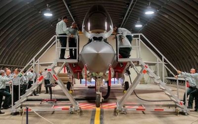 L'état-major de l'armée israélienne en visite de l'escadron des F-35 sur la base aérienne Nevatim, dans le sud d'Israël, le 10 juillet 2017. (Crédit : unité des porte-paroles de l'armée israélienne)
