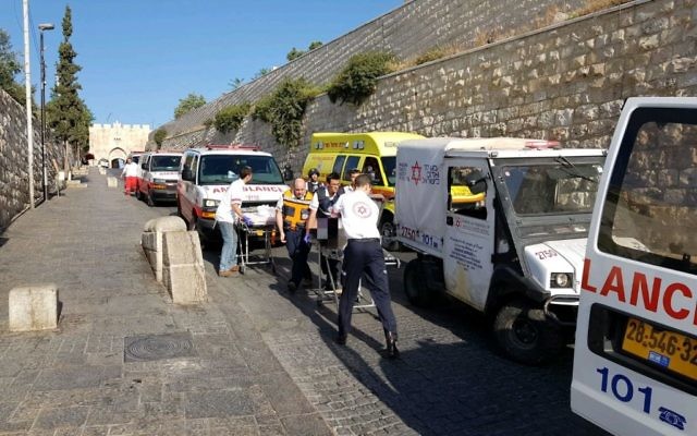 Les personnels médicaux d'urgence soignent les victimes d'un attentat terroriste perpétré sur le mont du Temple à Jérusalem, dans la Vieille ville, le 14 juillet 2017 (Crédit : Magen David Adom)