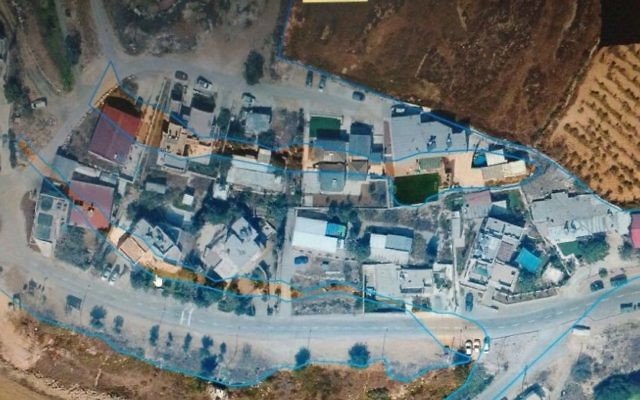 Photographie aérienne de l'avant-poste de Netiv Haavot. Les zones colorées ont été désignées terres d'État par la Cour Suprême. Les 17 structures en dehors de cette zone devraient être démolies. (Crédit : Autorisation) Photographie aérienne de l'avant-poste de Netiv Haavot. Les zones colorées ont été désignées terres d'État par la Cour Suprême. Les 17 structures en dehors de cette zone devraient être démolies. (Crédit : Autorisation)