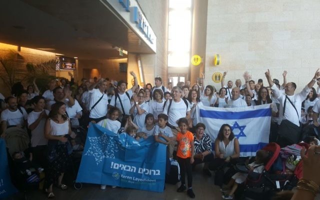 Des Olim de France arrivant en Israël le mardi 18 juillet 2017 (Crédit : IFCJ) Des Olim de France arrivant en Israël le mardi 18 juillet 2017 (Crédit : IFCJ)