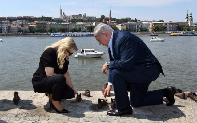 Le Premier ministre Benjamin Netanyahu et son épouse Sara au mémorial des Chaussures, dédié aux victimes de la Shoah, sur les rives du Danube à Budapest, le 20 juillet 2017. (Crédit : GPO)