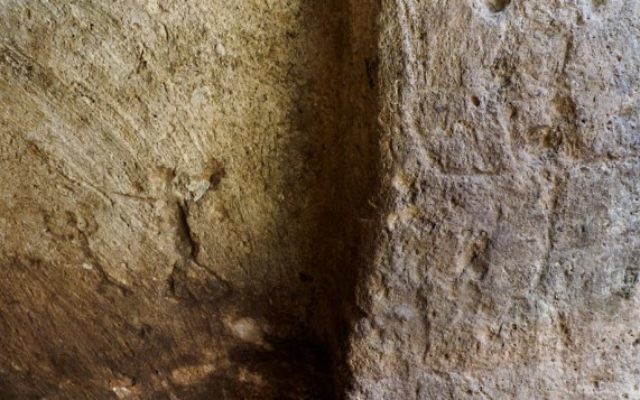 Les gravures sur les murs du réservoir d'eau de Rosh HaAyin vieux de 2 700 ans, ici des personnages. (Crédit : Gilad Itach, IAA)