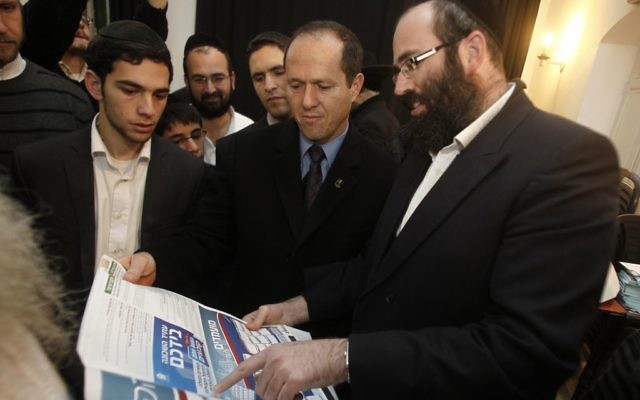 Le maire de Jérusalem, Nir Barkat, visite le quartier de Bukharan durant les élections pour l'administration communautaire le 10 décembre 2011 (Crédit : Uri Lenz/Flash90) Le maire de Jérusalem, Nir Barkat, visite le quartier de Bukharan durant les élections pour l'administration communautaire le 10 décembre 2011 (Crédit : Uri Lenz/Flash90)