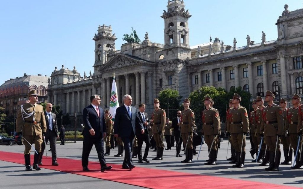 Le Premier ministre Benjamin Netanyahu, à droite, et son homologue hongrois Viktor Orban, devant le Parlement, à Budapest, le 18 juillet 2017. (Crédit : Haim Tzach/GPO)