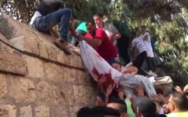 La dépouille enveloppée d'un drap ensanglanté de Muhammad Hassan Abu Ghanem peut être vue dans une vidéo postée sur les réseaux sociaux palestiniens (Crédit : capture d'écran Facebook) La dépouille enveloppée d'un drap ensanglanté de Muhammad Hassan Abu Ghanem peut être vue dans une vidéo postée sur les réseaux sociaux palestiniens (Crédit : capture d'écran Facebook)