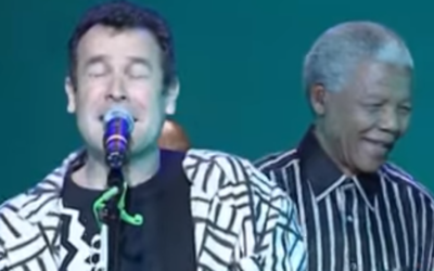 Johnny Clegg, et Nelson Mandela chantent ensemble 'Assimbonanga' (Crédit: capture d'écran Youtube)