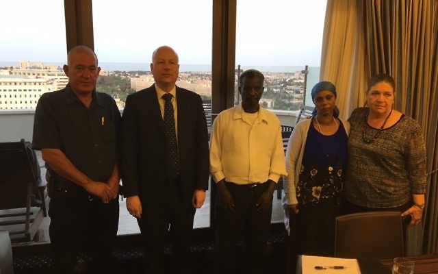 Jason Greenblatt, envoyé du président américain au Moyen Orient, avec les familles d'Avraham Mengistu et Hoisham al-Sayed, deux civils israéliens détenus par le Hamas dans la bande de Gaza, le 11 juillet 2017. (Crédit : Twitter/Jason Dov Greenblatt)