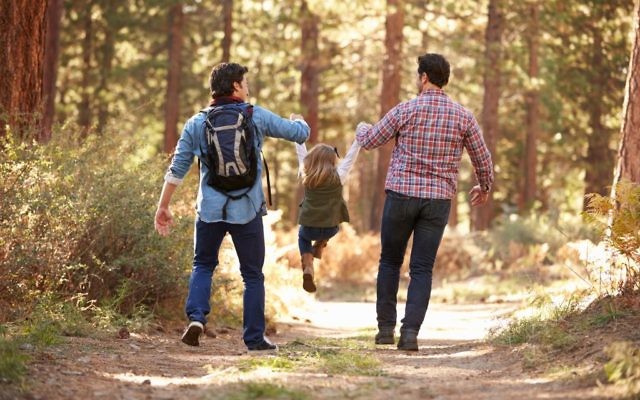 Un couple homosexuel avec sa fille. Illustration. (Crédit : monkeybusinessimages via iStock by Getty images)