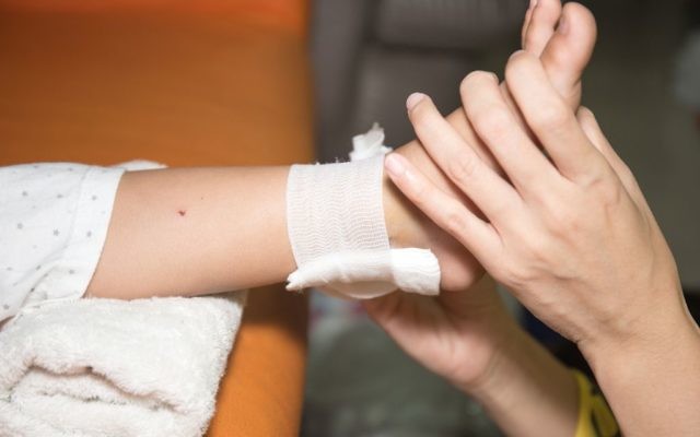 Un enfant blessé à la jambe. illustration. (Crédit : Prathaan/iStock via Getty Images)