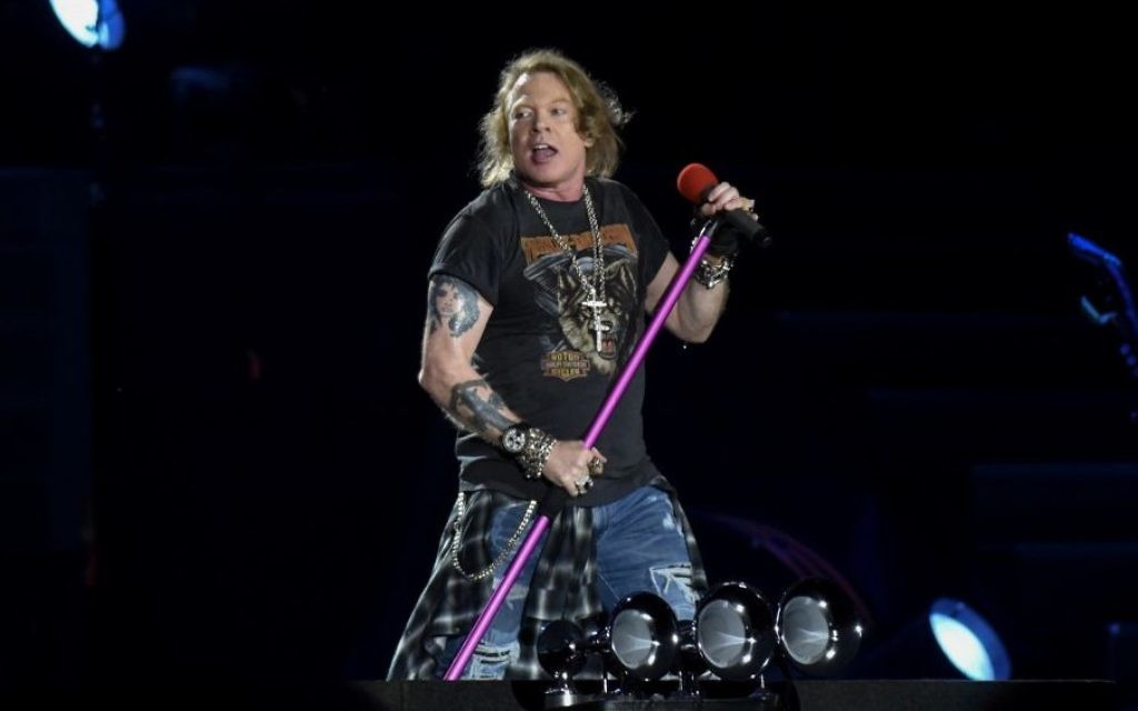 Axl Rose, chanteur des Guns N' Roses, en concert au parc HaYarkon de Tel Aviv, le 15 juillet 2017. (Crédit : Lior Keter) Axl Rose, chanteur des Guns N' Roses, en concert au parc HaYarkon de Tel Aviv, le 15 juillet 2017. (Crédit : Lior Keter)