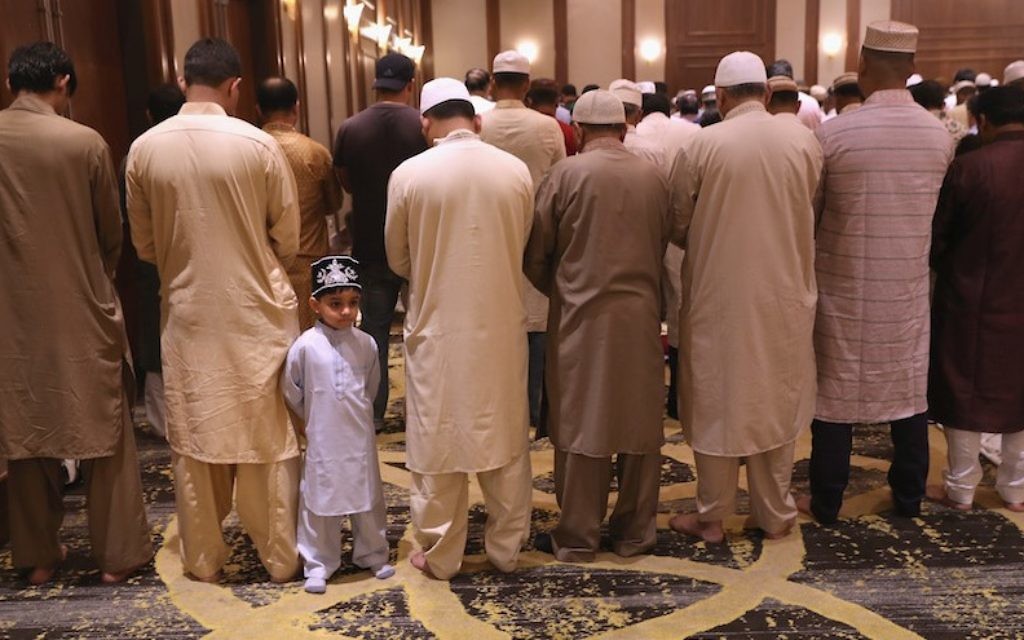 Les musulmans lors d'un service de prière célébrant Eid-al-Fitr à Stamford, Connecticut, 25 juin 2017 (Crédit : John Moore / Getty Images, via JTA)