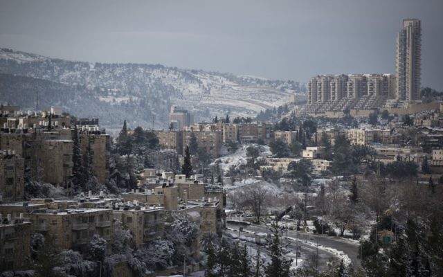 Une vision du quartier de Nayot à Jérusalem le 10 janvier 2015, après une journée neigeuse (Crédit : Hadas Parush/Flash90) Une vision du quartier de Nayot à Jérusalem le 10 janvier 2015, après une journée neigeuse (Crédit : Hadas Parush/Flash90)