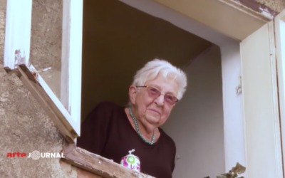 Nelly Guttmanova, aujourd'hui une kibboutsnik de 91 ans, à la fenêtre de sa maison d'enfance en Bohème, d'où elle fut déportée (Crédit: capture d'écran Arte)