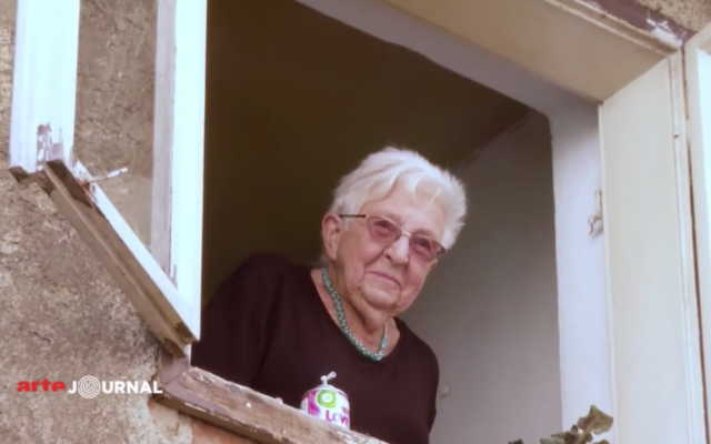 Nelly Guttmanova, aujourd'hui une kibboutsnik de 91 ans, à la fenêtre de sa maison d'enfance en Bohème, d'où elle fut déportée (Crédit: capture d'écran Arte) Nelly Guttmanova, aujourd'hui une kibboutsnik de 91 ans, à la fenêtre de sa maison d'enfance en Bohème, d'où elle fut déportée (Crédit: capture d'écran Arte)