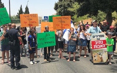 Manifestation des résidents de Netiv Haavot contre la démolition de 17 structures de leur avant-poste devant la Knesset, le 17 juillet 2017. (Crédit : Jacob Magid/Times of Israël)