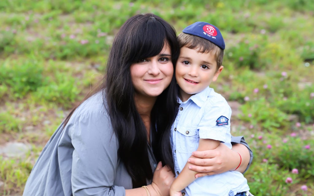 Chanie Apfelbaum avec son fils Peretz (Autorisation : Apfelbaum)