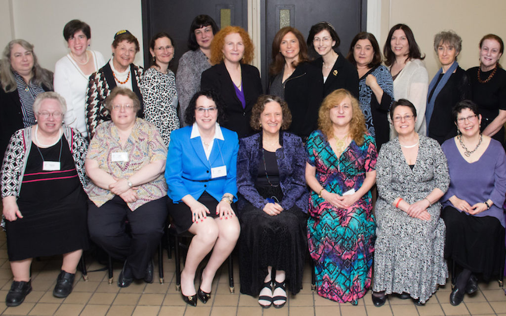 Des femmes de la première génération de femmes rabbins, affiliées au mouvement conservateurs en 2015, lors de l'assemblée générales conservative pour les 30 ans des femmes dans le rabbinat. (Crédit : Yossi Hoffman)