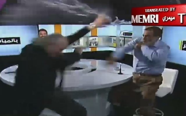 Bagarre entre des invités de la télévision libanaise, le 10 juillet 2017. (Crédit : capture d'écran MEMRI) Bagarre entre des invités de la télévision libanaise, le 10 juillet 2017. (Crédit : capture d'écran MEMRI)