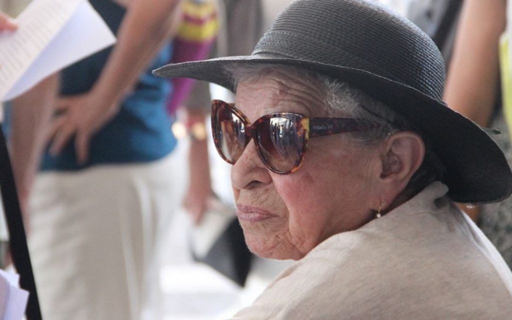 Une survivante au mémorial d'Exodus au port de Haifa, le 18 juillet 2017 (Crédit : Laura Ben-David)
