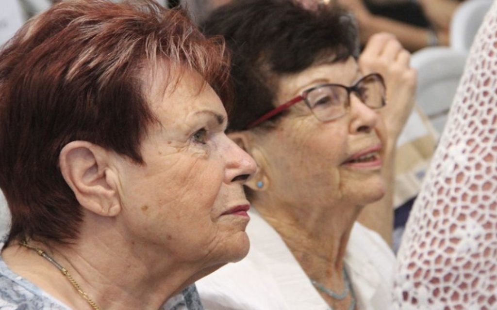 Des survivants au mémorial d'Exodus au port de Haifa, le 18 juillet 2017 (Crédit : Laura Ben-David)