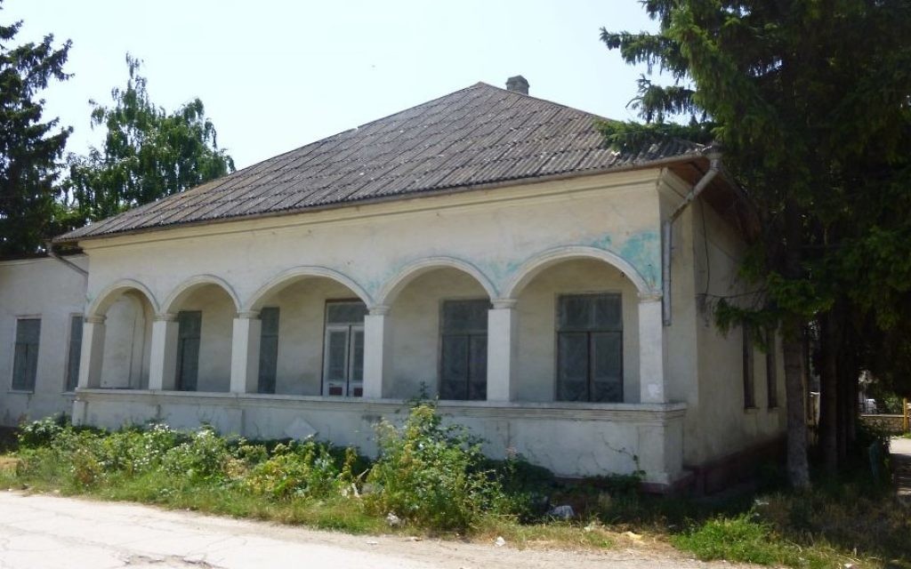 La synagogue d'Edinets, en Moldavie, où 90 Juifs ont été assassinés durant l'Holocauste a été maintenant mise en vente (Crédit : Julie Masis/Times of Israel)