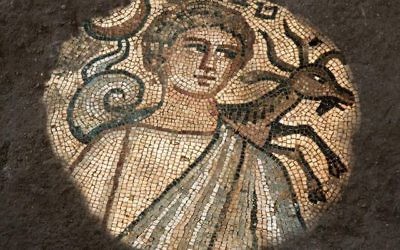 En photo ici, une mosaïque découverte dans une synagogue de Huqoq représentant le mois de Teveth (Décembre-janvier) avec le signe du capricorne. (Crédit : Jim Haberman, via UNC Media Relations)