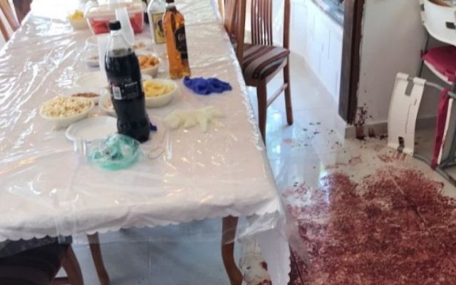 Une photo de la cuisine du domicile où a été perpétré une sanglante attaque au couteau faisant 3 morts, le 21 juillet 2017, à Halamish (Crédit : armée israélienne)