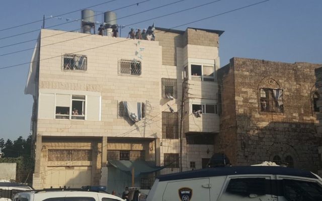 Les squatteurs israéliens à la Maison Machpela de Hébron, le 25 juillet 2017 (Autorisation : Amutat Harchivi)